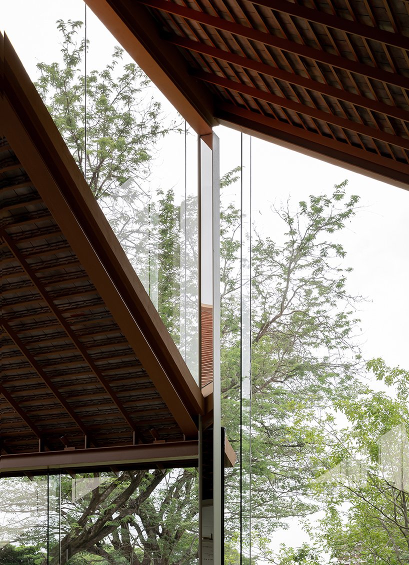 泰国 NITAPROW patom 咖啡馆的透明体量展示了富有表现力的折叠屋顶 泰国 NITAPROW patom 咖啡馆的透明体量展示了富有表现力的折叠屋顶