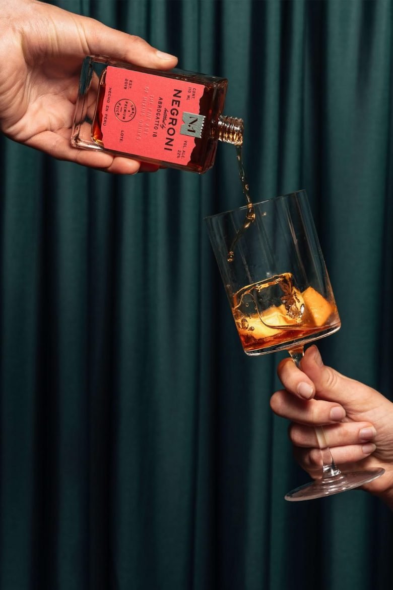 亚历杭德罗·加万乔 (Alejandro Gavancho) 拍摄的内格罗尼·阿布罗加托 (Negroni Abrogatto) 亚历杭德罗·加万乔 (Alejandro Gavancho) 拍摄的内格罗尼·阿布罗加托 (Negroni Abrogatto)
