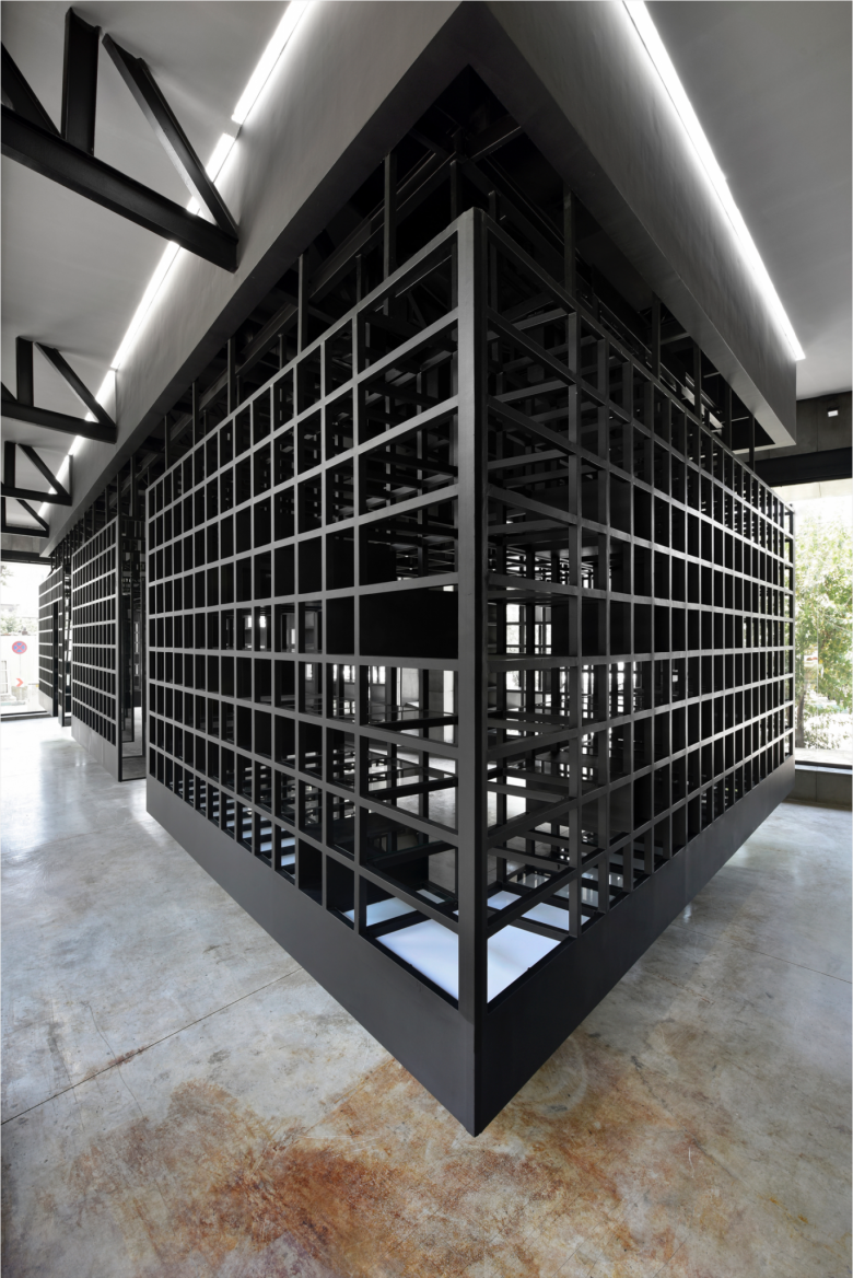 牛顿眼镜画廊由 Moein Nikaeen 和 Babak Nasirabadi 设计