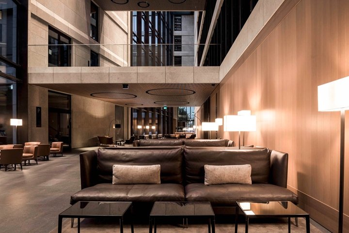 由 Flexform 设计的 Nove by Citterio 工作区，德国慕尼黑