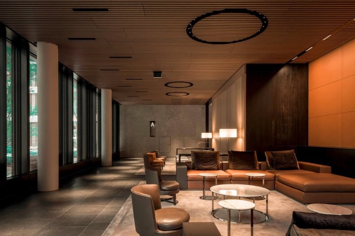 由 Flexform 设计的 Nove by Citterio 工作区，德国慕尼黑