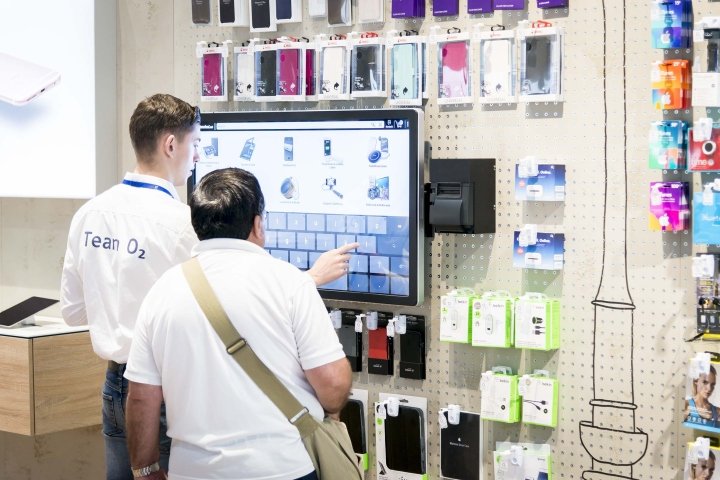 Hartmannvonsiebenthal 设计的 O2 Live 旗舰店，德国法兰克福