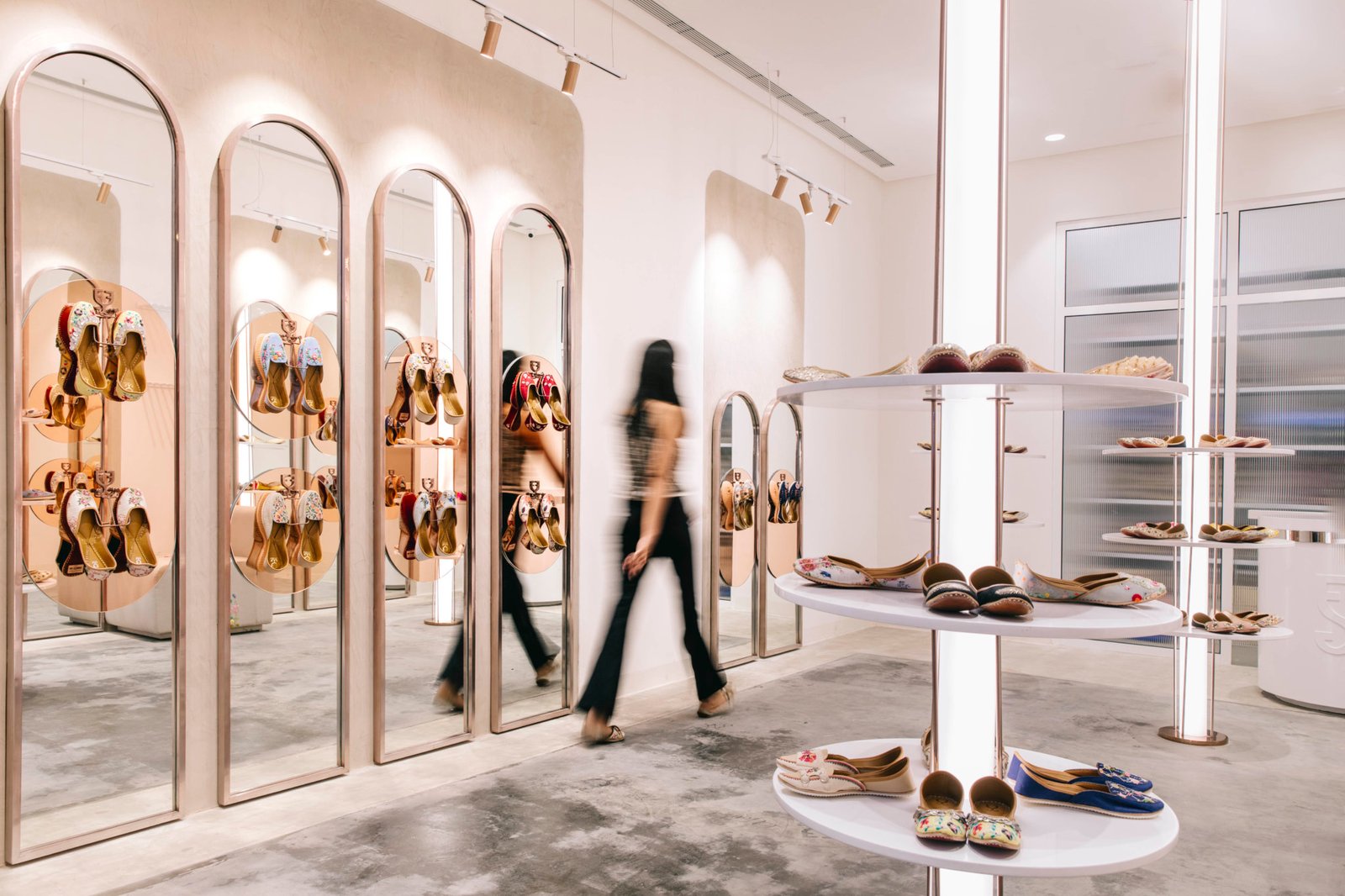 由 OCD（认知设计办公室）设计的碳酸高脚杯鞋零售室内设计