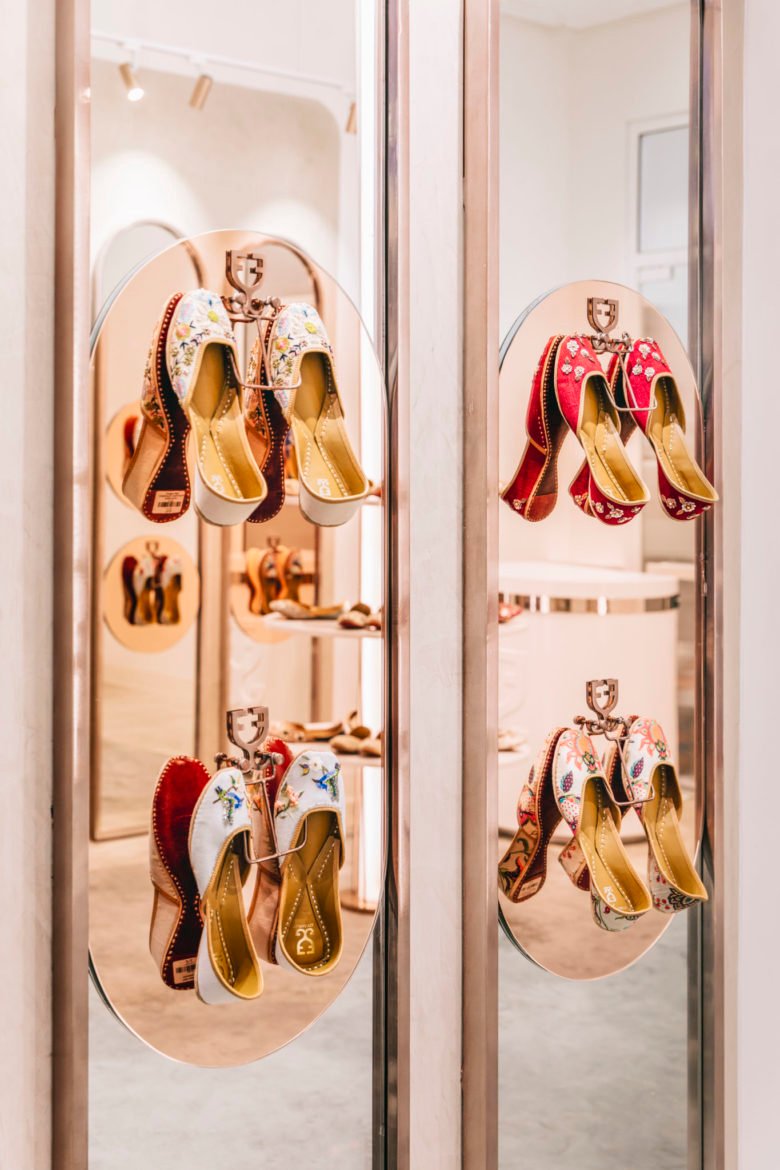 由 OCD（认知设计办公室）设计的碳酸高脚杯鞋零售室内设计