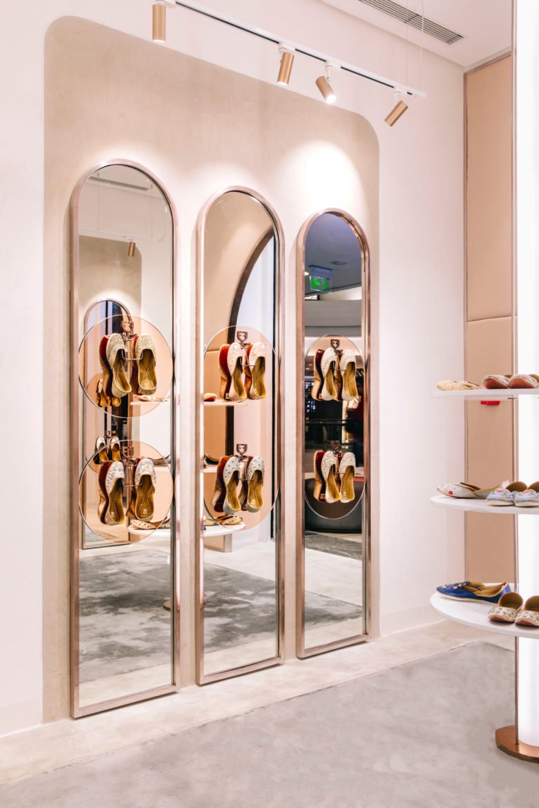 由 OCD（认知设计办公室）设计的碳酸高脚杯鞋零售室内设计