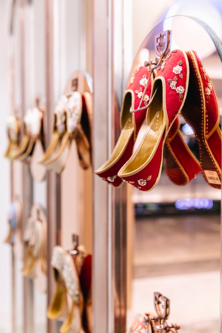 由 OCD（认知设计办公室）设计的碳酸高脚杯鞋零售室内设计