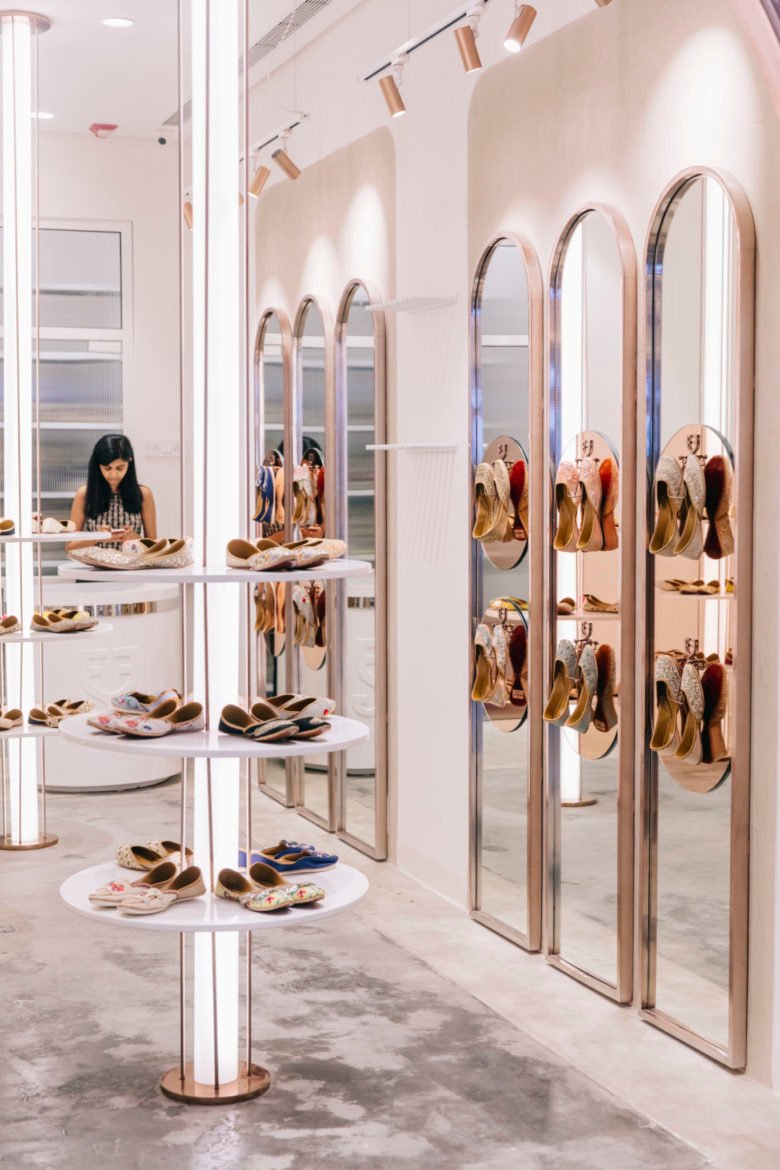 由 OCD（认知设计办公室）设计的碳酸高脚杯鞋零售室内设计