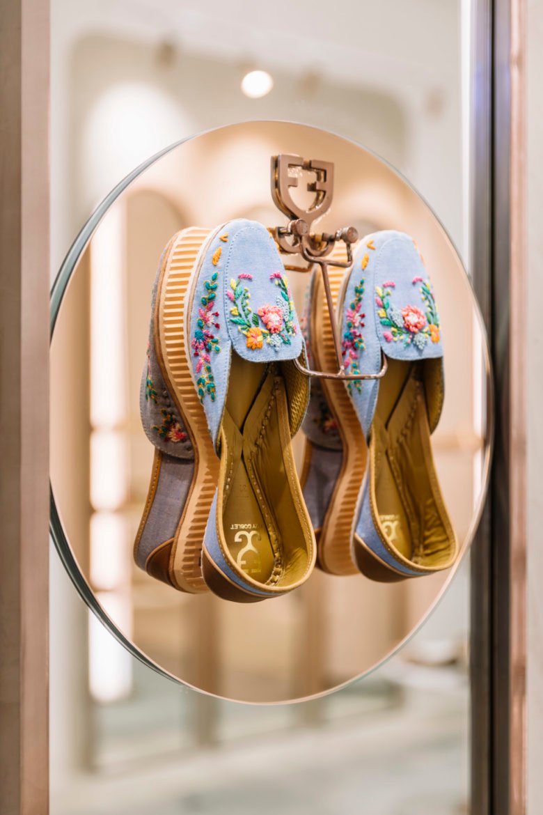 由 OCD（认知设计办公室）设计的碳酸高脚杯鞋零售室内设计