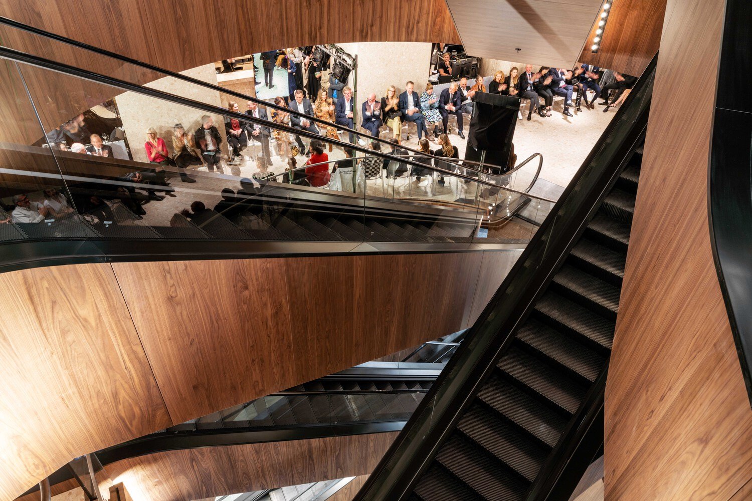 OMA 完成了柏林卡迪威百货商店的第一象限 OMA 完成了柏林卡迪威百货商店的第一象限