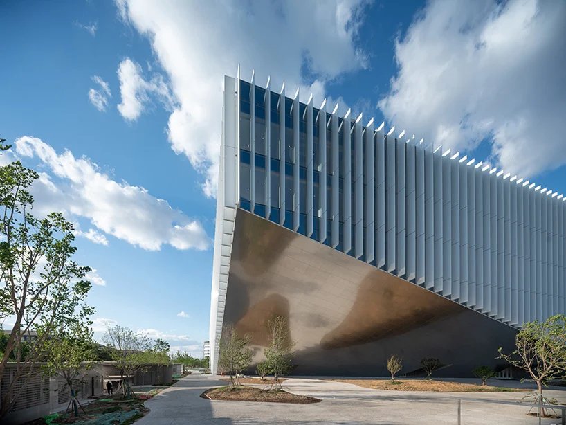 OMA 将腾讯北京总部构想为一座小型垂直城市