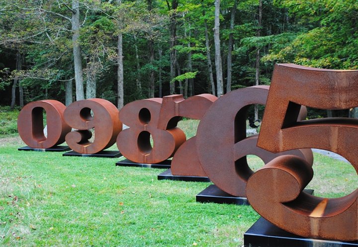 罗伯特·印第安纳 (Robert Indiana) 的“从一到零”安装