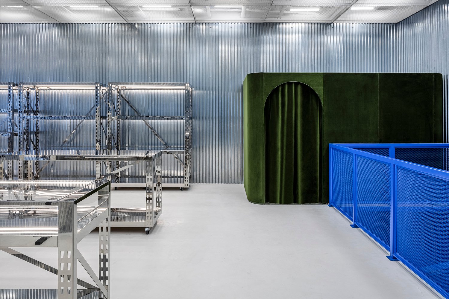 Off-White 迈阿密旗舰店 by Virgil Abloh + AMO