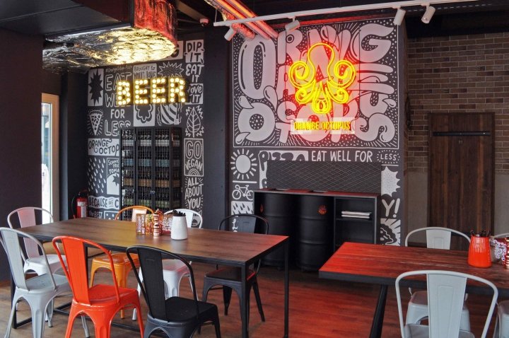 橙色章鱼，由 ALPHA RKD & LOVA 设计，德国肯普滕