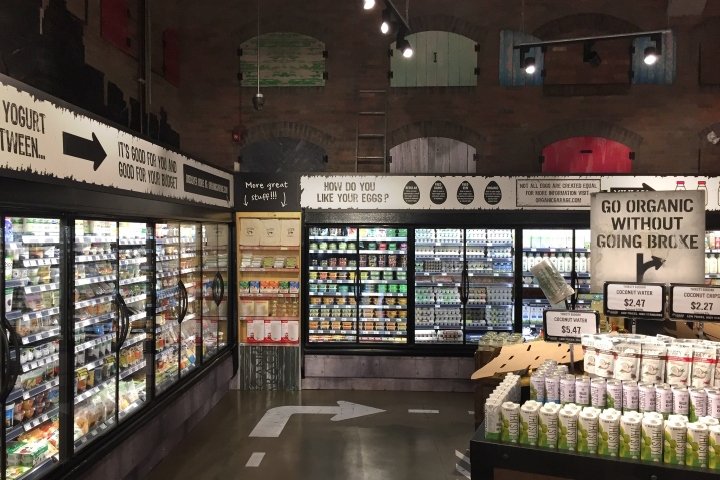 api(+) 设计的 Organic Garage 旗舰店，加拿大多伦多