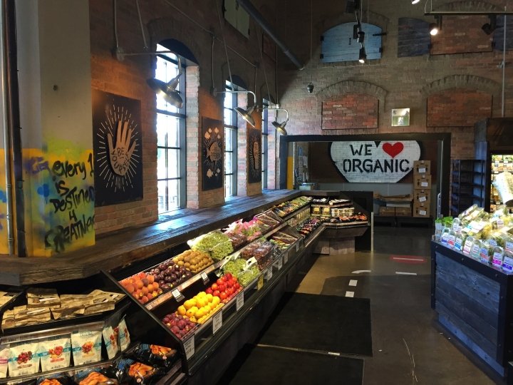 api(+) 设计的 Organic Garage 旗舰店，加拿大多伦多