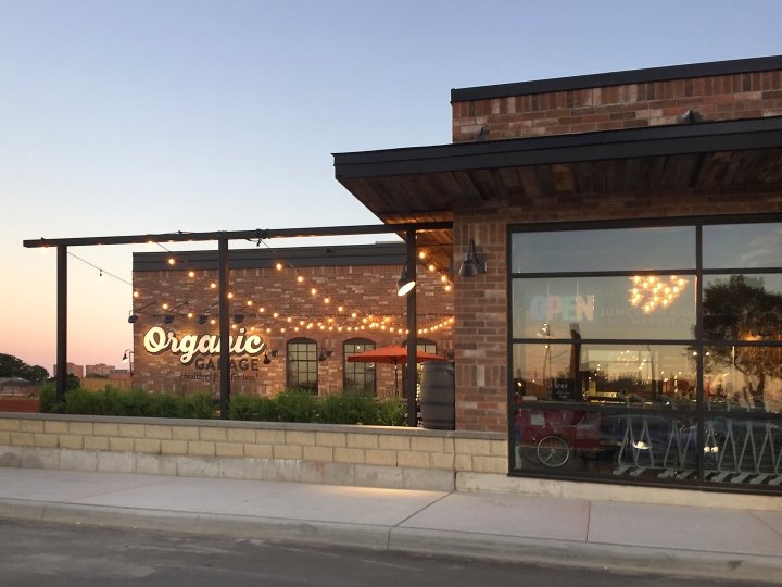 api(+) 设计的 Organic Garage 旗舰店，加拿大多伦多