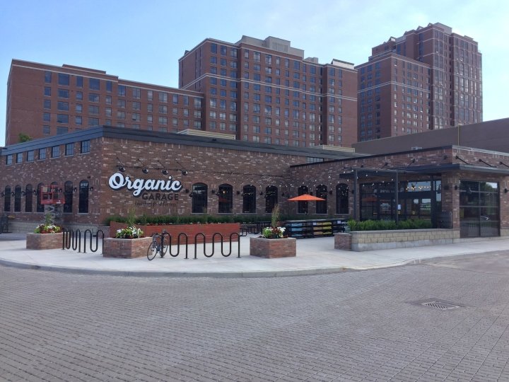 api(+) 设计的 Organic Garage 旗舰店，加拿大多伦多