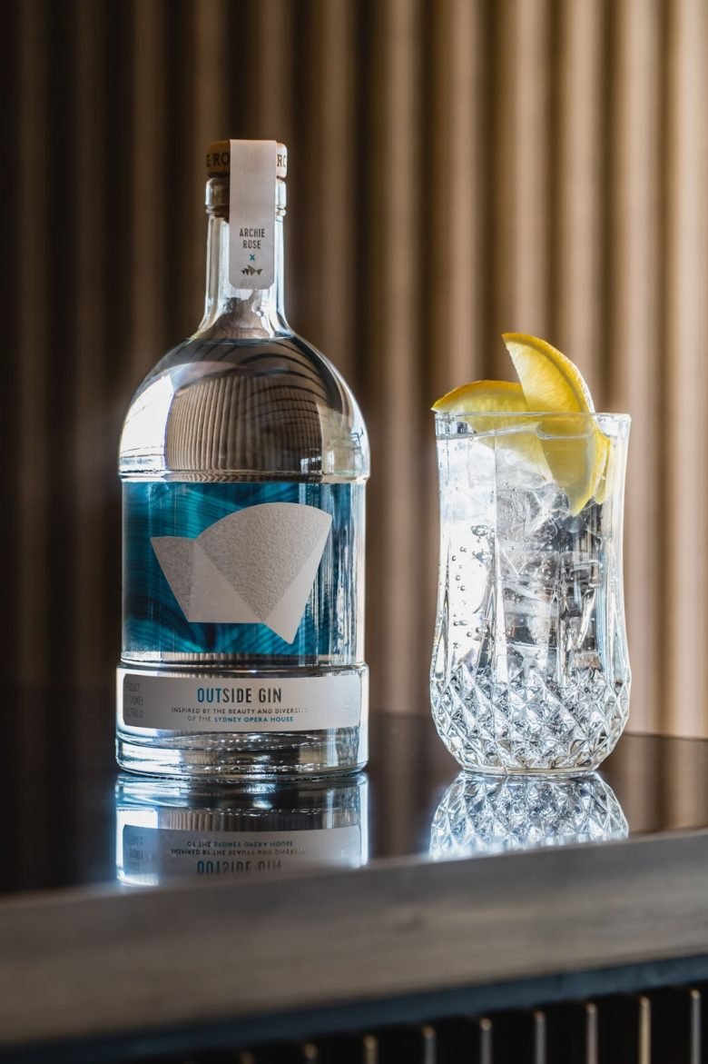 Squad Ink 的《外面和里面》杜松子酒