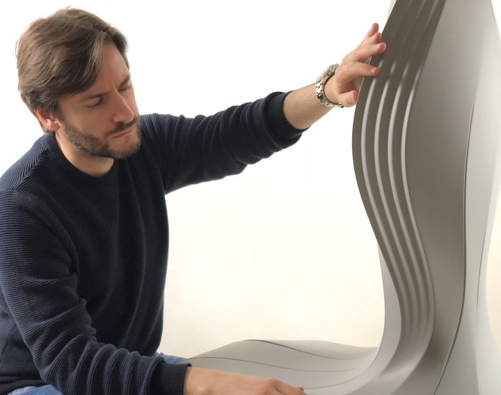 Arturo Tedeschi 设计的牡蛎椅 (A>T) + Mindesk VR