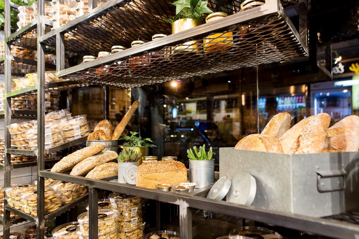 以色列拉马特甘面包站,由 Dana Shaked Studio 设计 以色列拉马特甘面包站,由 Dana Shaked Studio 设计