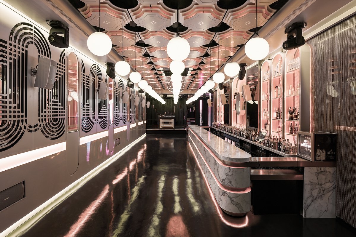 熏牛肉俱乐部。屡获殊荣的地下酒吧 熏牛肉俱乐部。屡获殊荣的地下酒吧