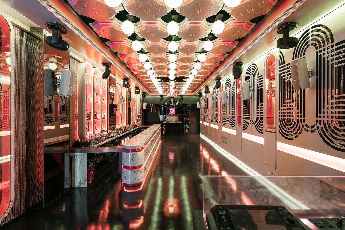 熏牛肉俱乐部。屡获殊荣的地下酒吧 熏牛肉俱乐部。屡获殊荣的地下酒吧