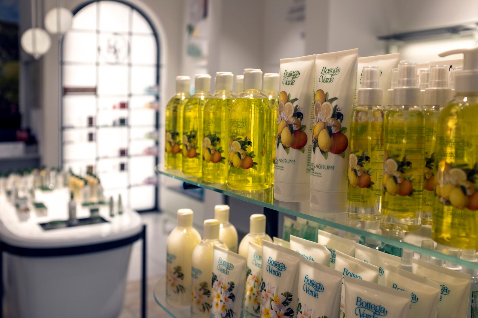 Robilant Associati 设计的 Bottega Verde 概念店 Robilant Associati 设计的 Bottega Verde 概念店