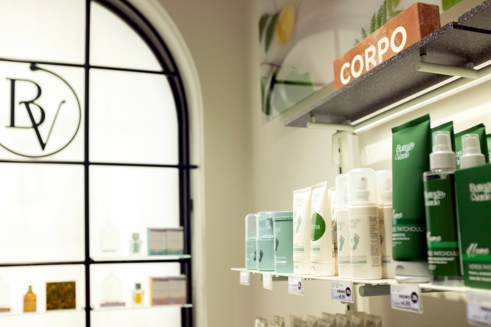 Robilant Associati 设计的 Bottega Verde 概念店 Robilant Associati 设计的 Bottega Verde 概念店