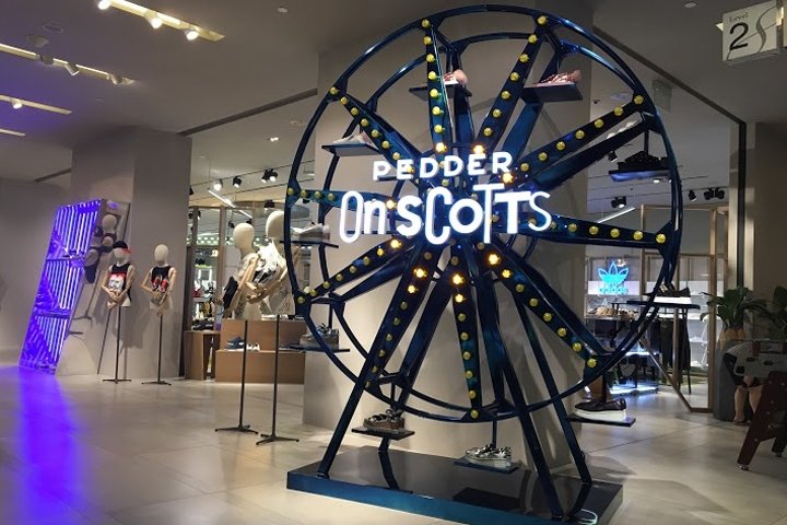 Pedder on Scotts 商店展示，由 Pedder Red 设计，Scotts 广场 – 新加坡