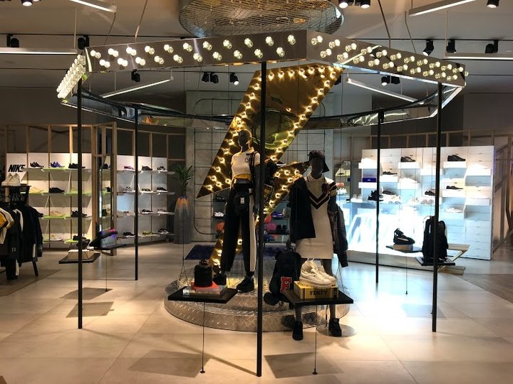 Pedder on Scotts 商店展示，由 Pedder Red 设计，Scotts 广场 – 新加坡