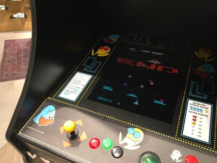 Pedder on Scotts 商店展示，由 Pedder Red 设计，Scotts 广场 – 新加坡