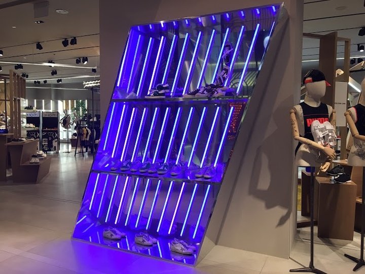 Pedder on Scotts 商店展示，由 Pedder Red 设计，Scotts 广场 – 新加坡