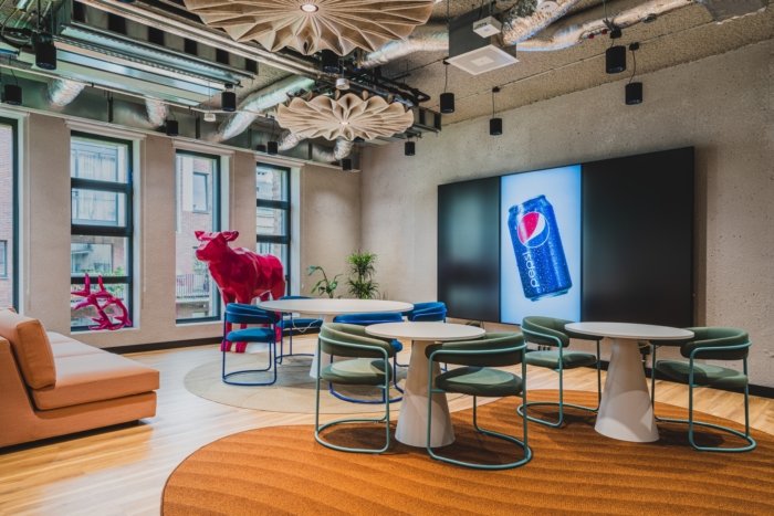 百事可乐波兰办事处 by MIXD