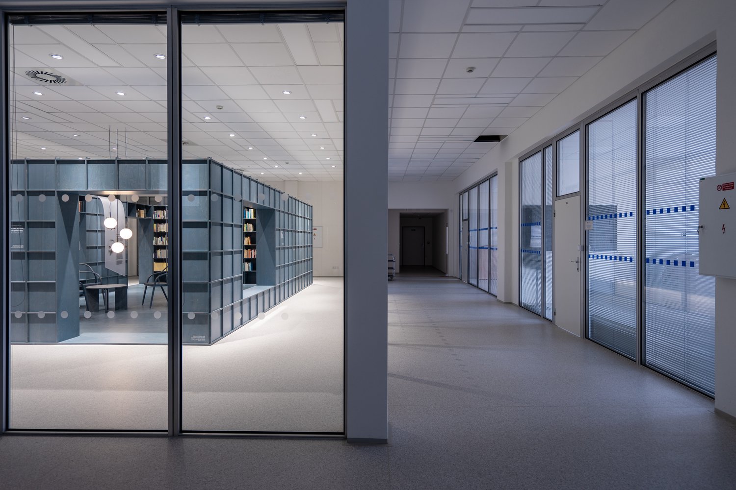 Petr Hajek 的图书馆 by Studio COSMO