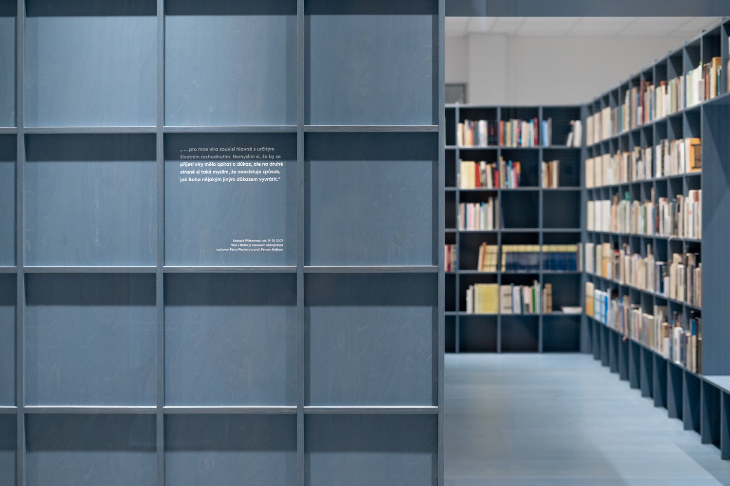 Petr Hajek 的图书馆 by Studio COSMO