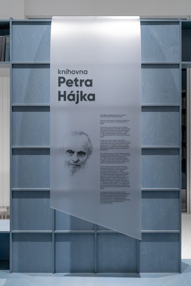 Petr Hajek 的图书馆 by Studio COSMO