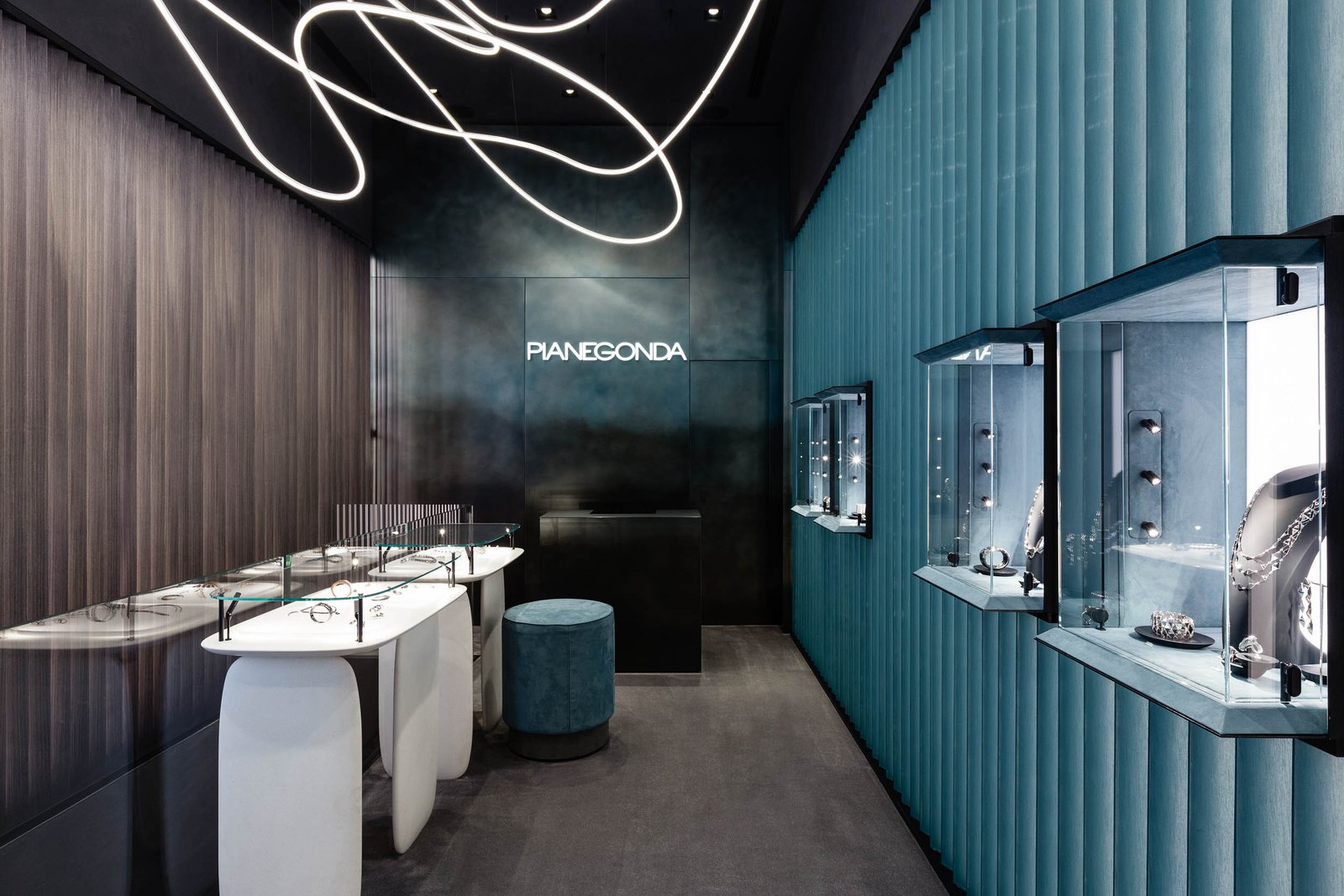 米兰“QUADRILATERO DELLA MODA”的 PIANEGONDA 精品店