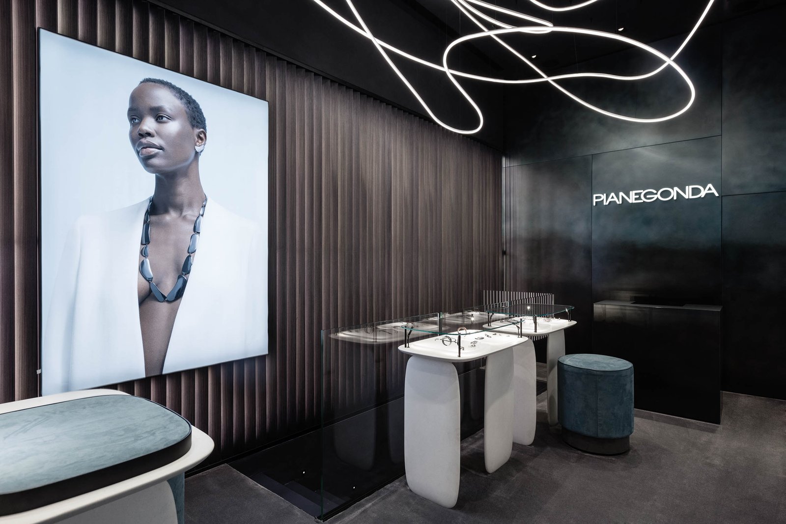 米兰“QUADRILATERO DELLA MODA”的 PIANEGONDA 精品店