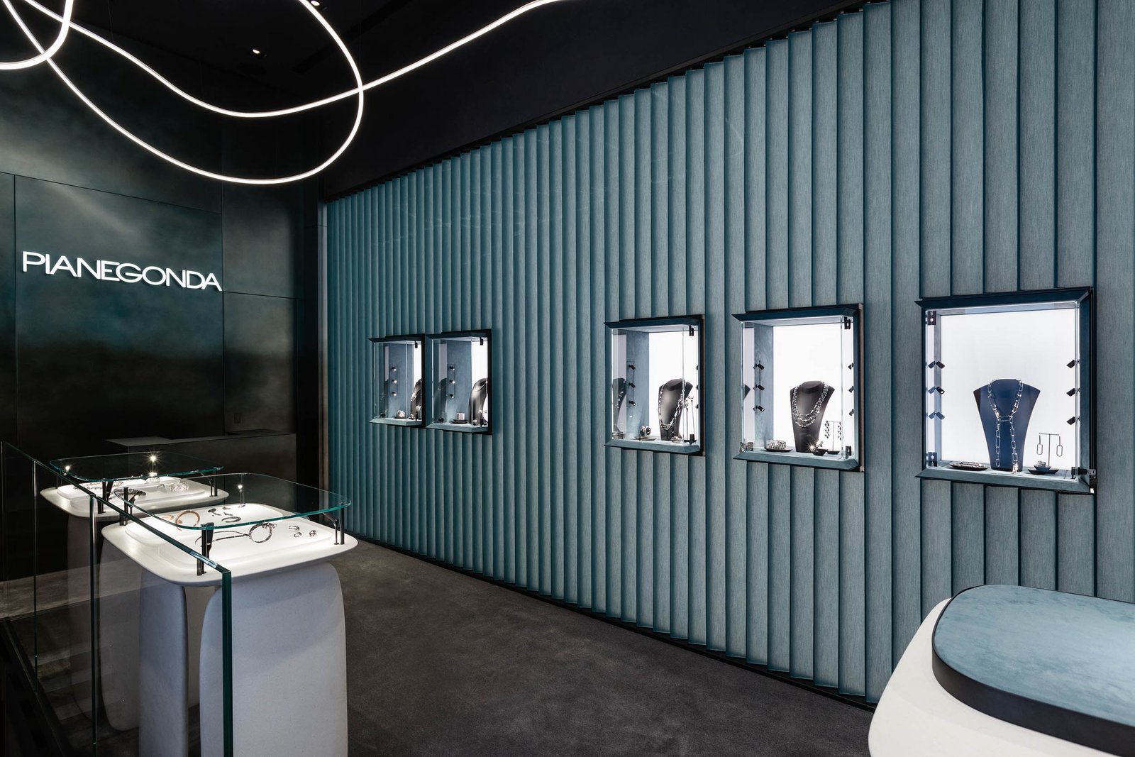 米兰“QUADRILATERO DELLA MODA”的 PIANEGONDA 精品店