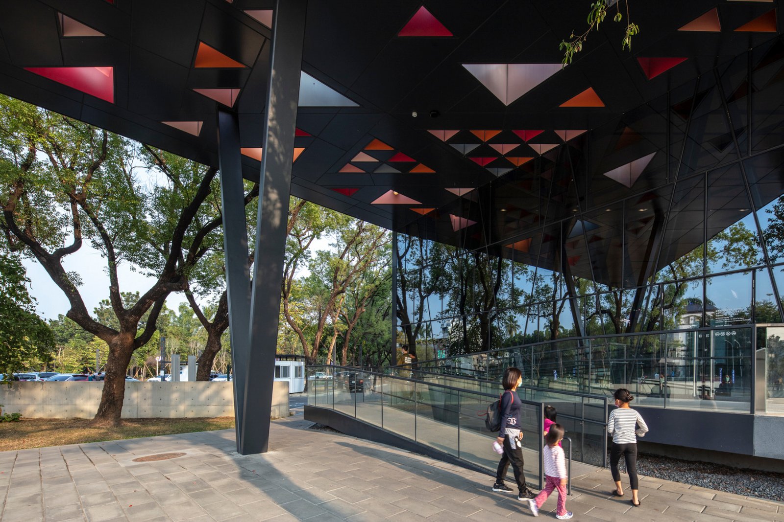 屏东公共图书馆 / Mayu Architects