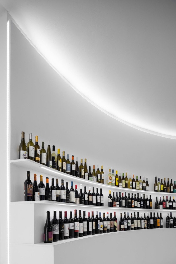 波尔图建筑师事务所设计的葡萄牙葡萄园概念店