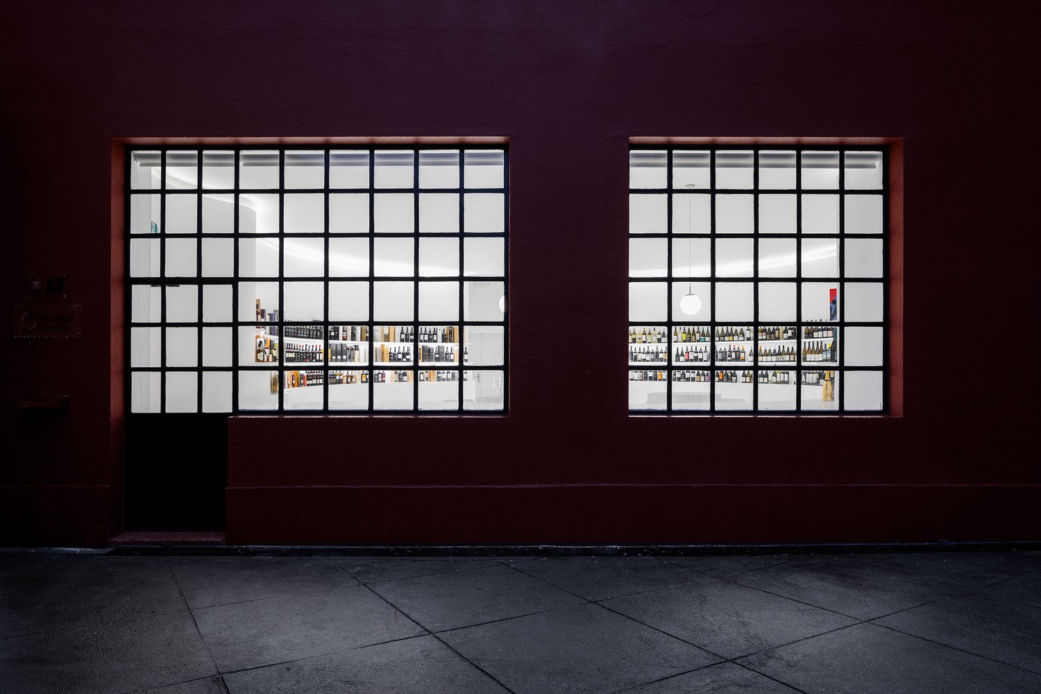 波尔图建筑师事务所设计的葡萄牙葡萄园概念店