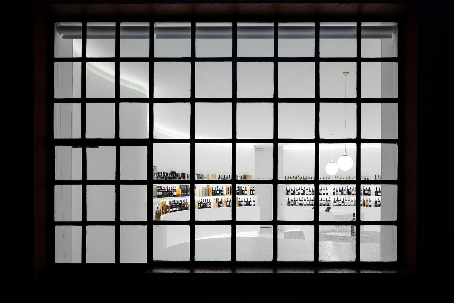 波尔图建筑师事务所设计的葡萄牙葡萄园概念店