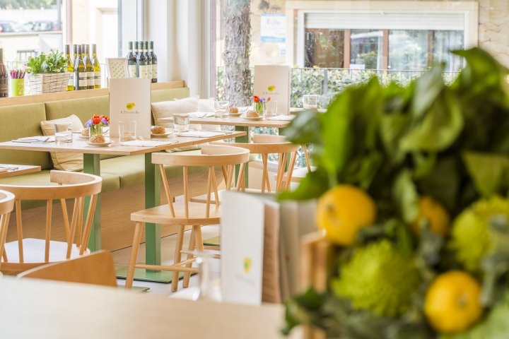 Pulcino Bio 有机餐厅，由 Emanuele Durola Design 设计，意大利米兰