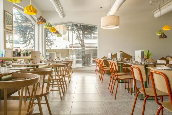 Pulcino Bio 有机餐厅，由 Emanuele Durola Design 设计，意大利米兰