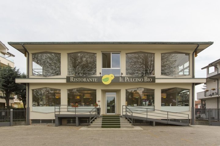 Pulcino Bio 有机餐厅，由 Emanuele Durola Design 设计，意大利米兰