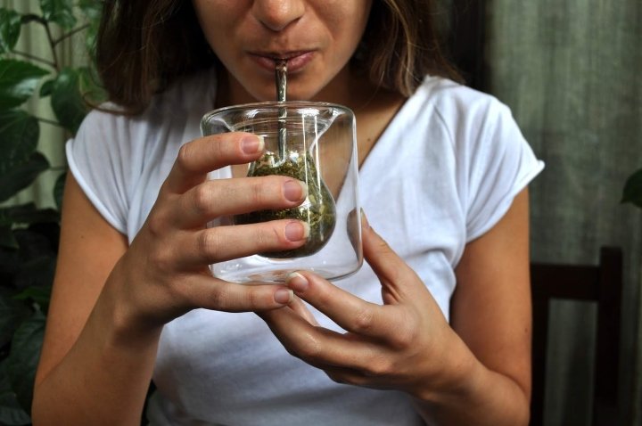 Qarqa 的包装由 Yasmina Rasamny 设计