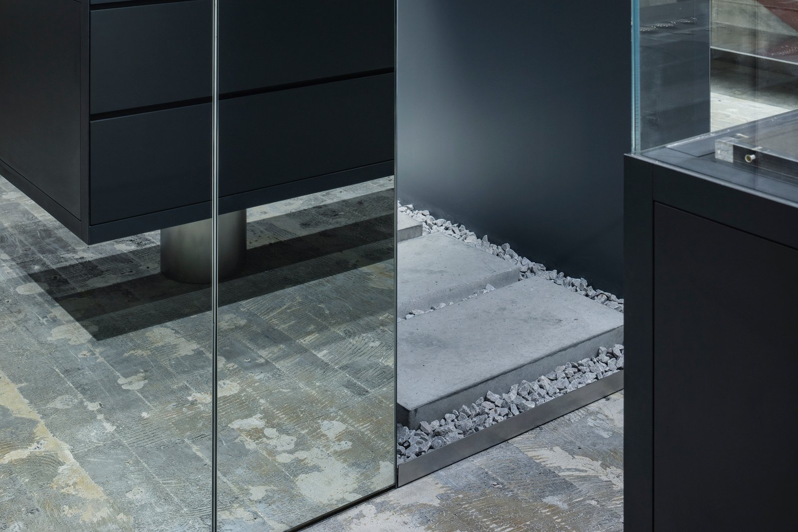 RINKAN store by Kenta Nagai Studio