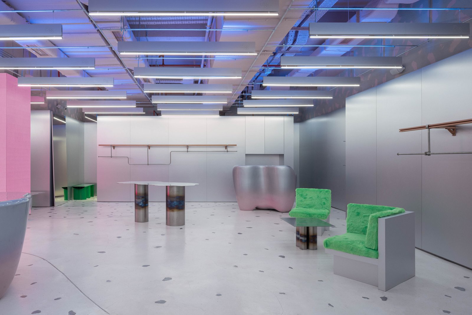 Salon Alper Derinboğaz 设计的 Reflect Studio 商店