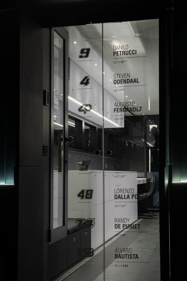  令人眼花缭乱的双层 - REV'IT！赛车技术中心